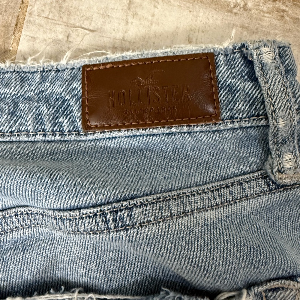 Hollister Light Blue Distressed Curvy High Rise Mom Jeans - Picture 4 of 4